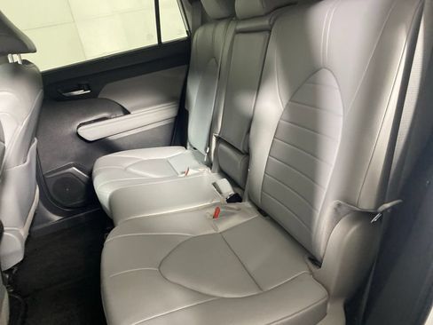 Used 2024 Toyota Highlander XLE AWD/4WD image 13