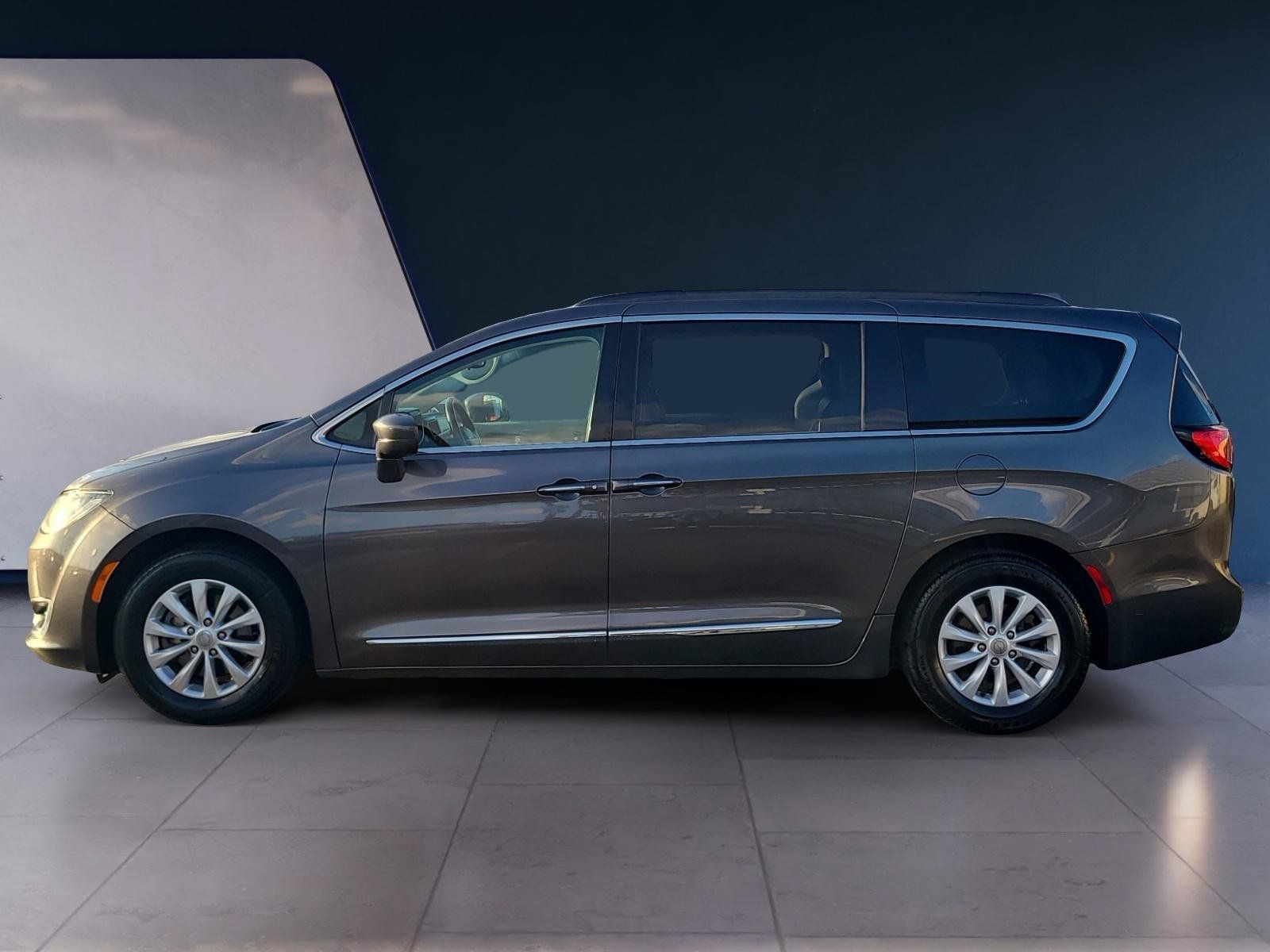 Used 2017 Chrysler Pacifica Touring-L FWD image 2