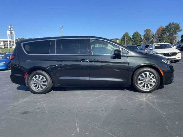 Used 2023 Chrysler Pacifica Touring-L FWD image 8