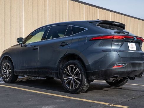 Used 2022 Toyota Venza LE image 5