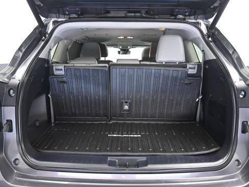 Used 2023 Toyota Highlander XLE FWD image 60