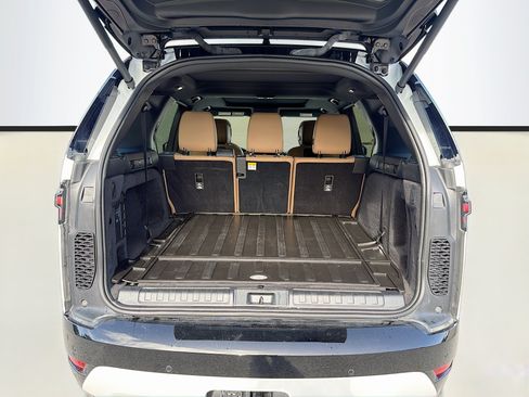 Used 2025 Land Rover Discovery Dynamic SE AWD/4WD image 12