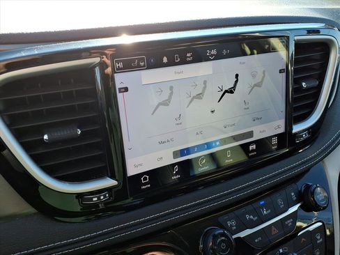 Used 2023 Chrysler Pacifica Touring-L image 18