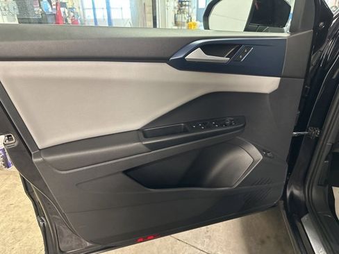 Used 2022 Volkswagen Taos SE image 9