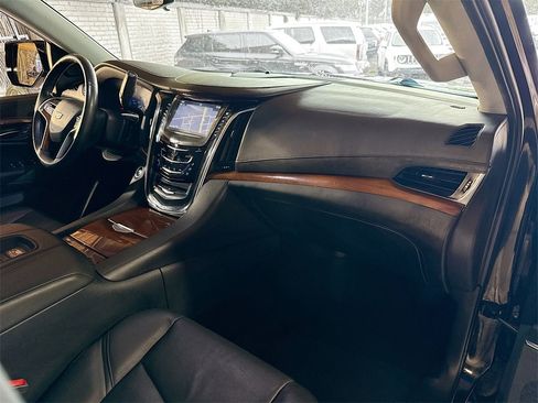 Used 2018 Cadillac Escalade Premium Luxury image 34