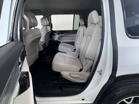 Used 2024 Jeep Wagoneer Series III w/ Flexible Seating Group image 9