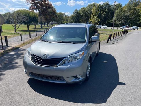 Used 2012 Toyota Sienna XLE image 4
