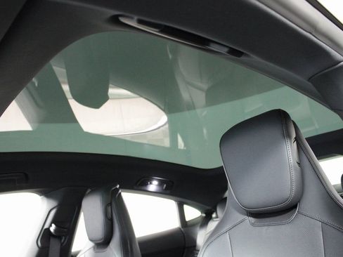 Certified 2025 Porsche Taycan image 19