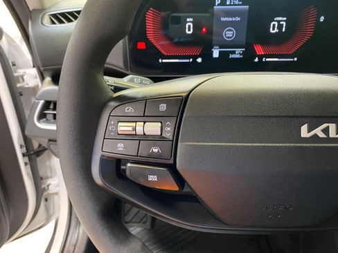 Used 2025 Kia K4 FWD image 32