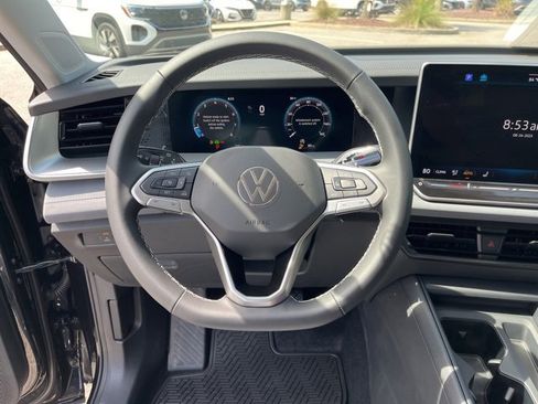 New 2025 Volkswagen Tiguan SE image 18