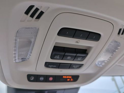 Used 2025 Buick Envision Avenir AWD/4WD image 24