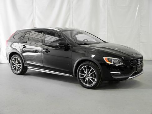 Used 2015 Volvo V60 T5 Cross Country Platinum w/ Climate Package AWD/4WD image 8