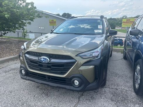Used 2025 Subaru Outback Premium AWD/4WD image 3