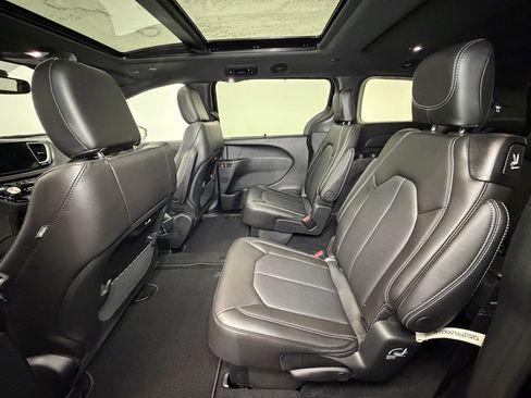 New 2026 Chrysler Pacifica Select image 5