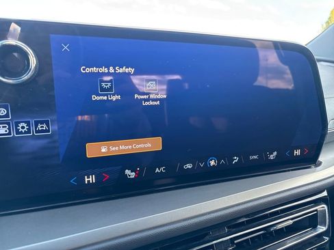 Used 2025 Chevrolet Traverse LT image 23