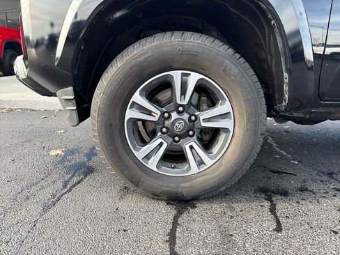 Used 2017 Toyota Tacoma TRD Sport image 34