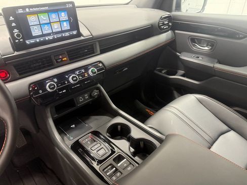 Used 2025 Honda Pilot TrailSport image 13
