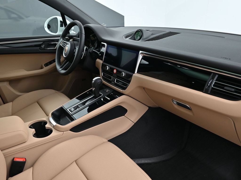 Certified 2026 Porsche Macan AWD/4WD image 14