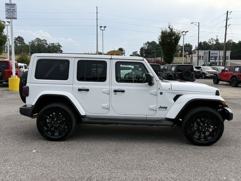 Used 2025 Jeep Wrangler Unlimited Sahara AWD/4WD image 11