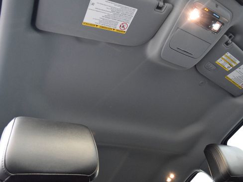 Used 2025 Ford F250 Lariat w/ Black Appearance Package image 24