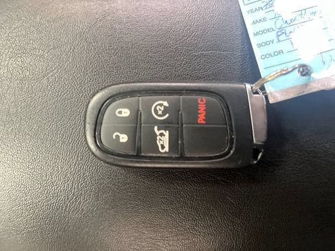 Used 2019 Jeep Cherokee Latitude Plus w/ Comfort/Convenience Group FWD image 32