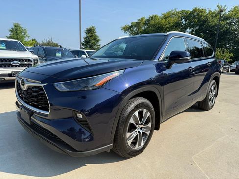 Used 2022 Toyota Highlander XLE AWD/4WD image 1
