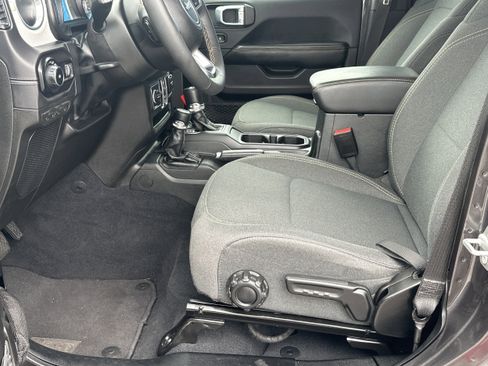 Used 2025 Jeep Wrangler Unlimited Sahara AWD/4WD image 9
