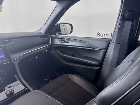 New 2025 Jeep Grand Cherokee Laredo image 23