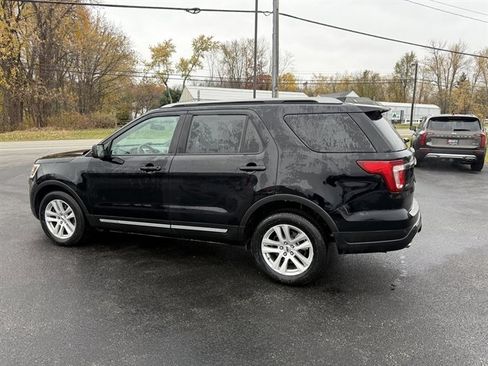 Used 2018 Ford Explorer XLT image 11