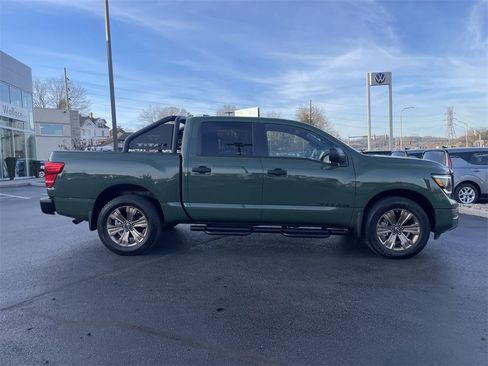 Used 2024 Nissan Titan SV w/ SV Bronze Edition Package image 4