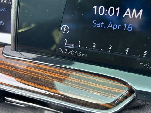 Used 2021 Cadillac Escalade Premium Luxury RWD image 28