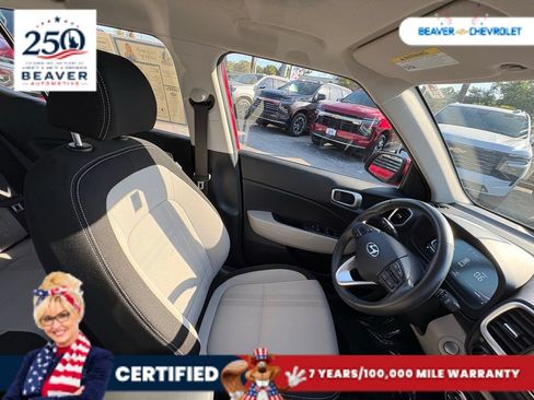 Used 2025 Hyundai Venue SEL FWD image 25