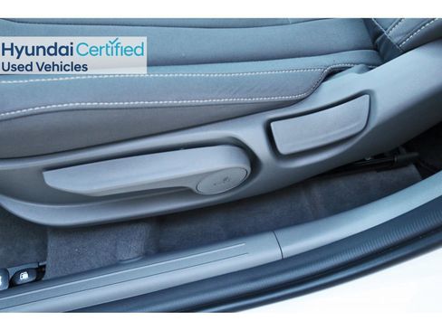 Certified 2025 Hyundai Elantra SEL image 30