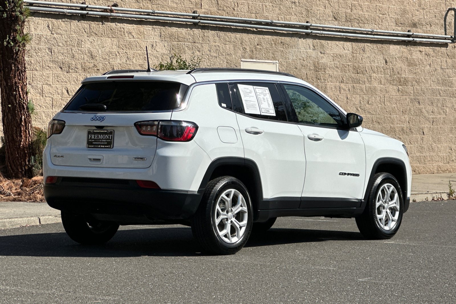 Used 2024 Jeep Compass Latitude AWD/4WD image 3