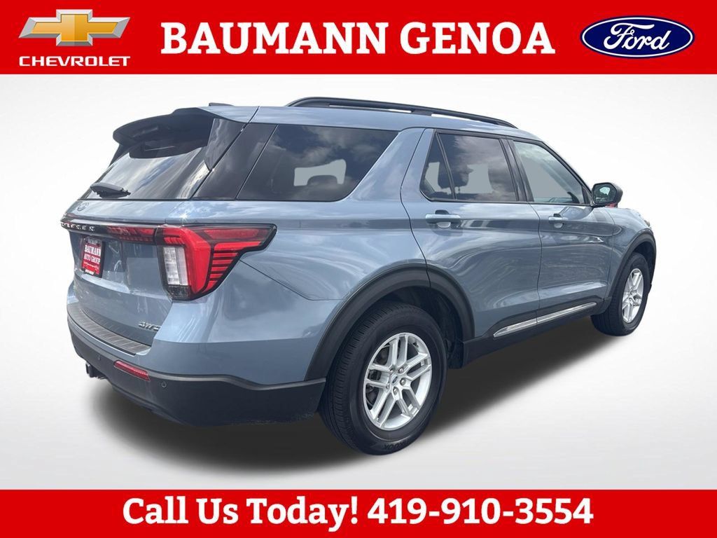 Used 2025 Ford Explorer Active AWD/4WD image 3