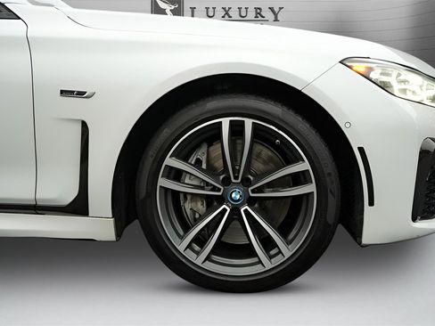 Used 2022 BMW 745e xDrive w/ M Sport Package image 10