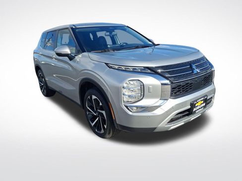 Used 2024 Mitsubishi Outlander SE image 1