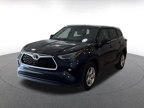 Used 2025 Toyota Highlander LE FWD image 3