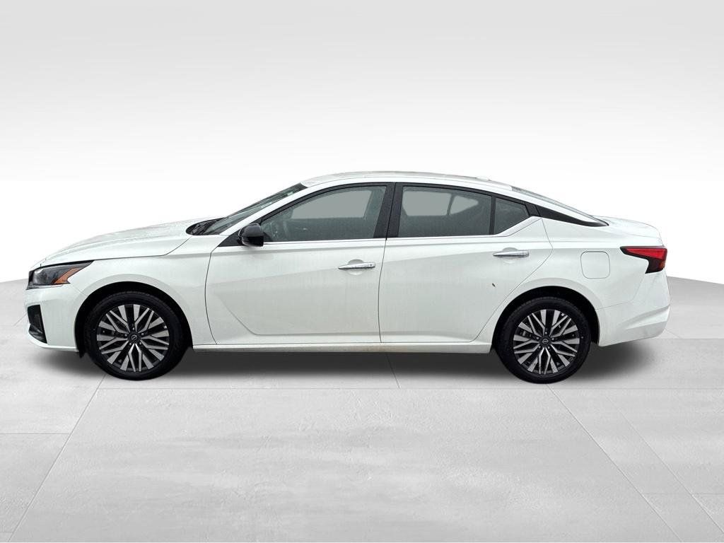 Used 2025 Nissan Altima 2.5 SV AWD/4WD image 2