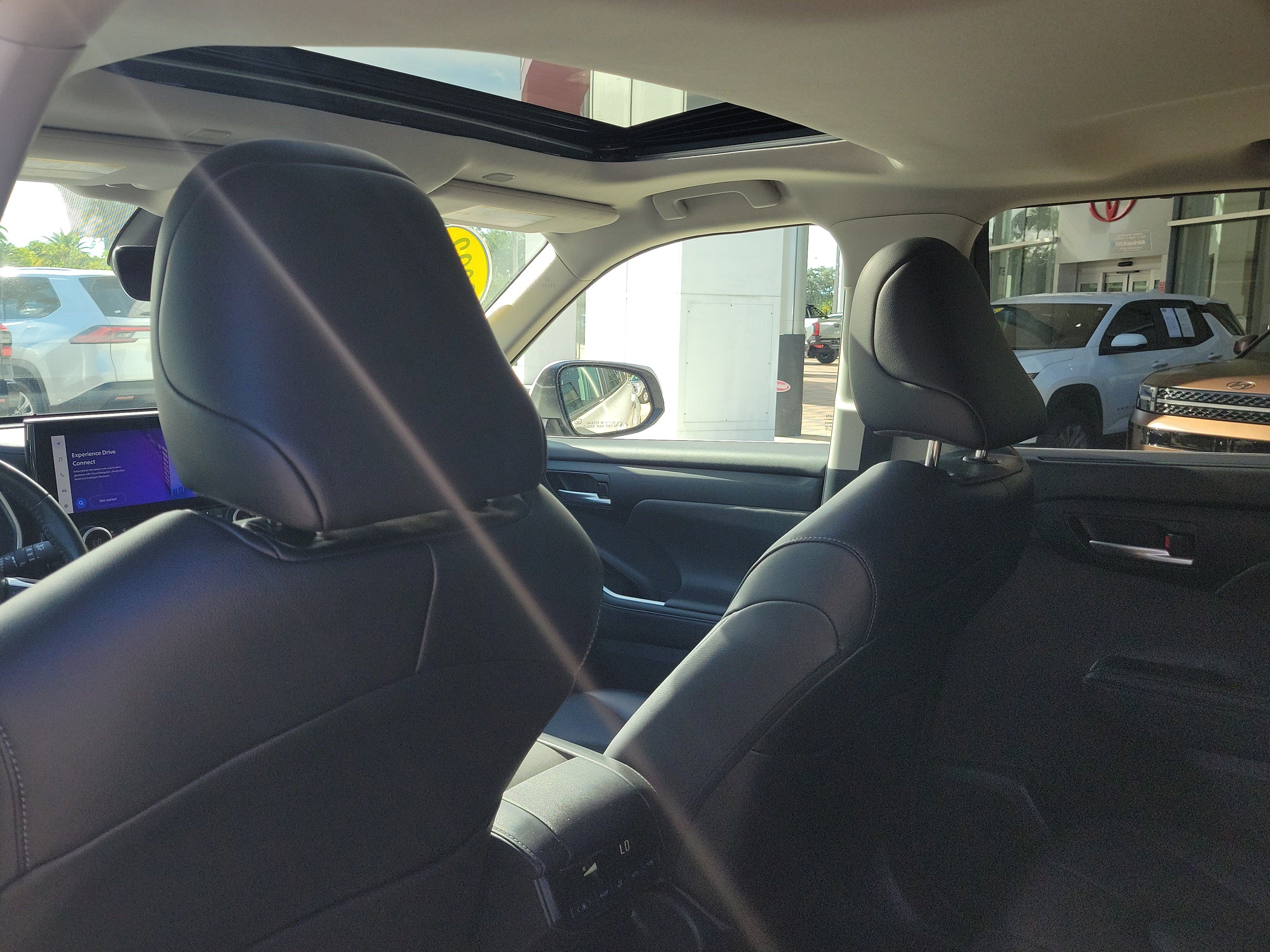 Used 2023 Toyota Highlander XLE FWD image 17