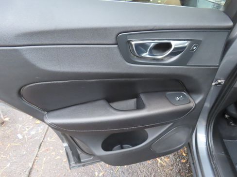 Used 2019 Volvo XC60 T6 Momentum w/ Premium Package image 12