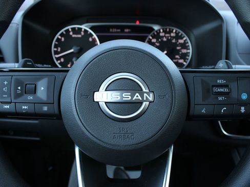 Used 2023 Nissan Rogue SV AWD/4WD image 29