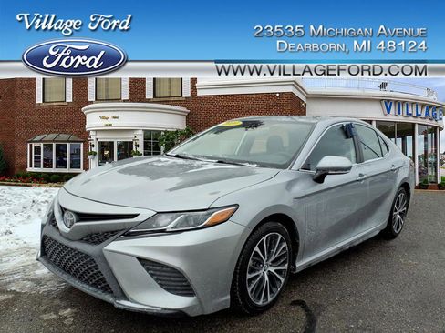 Used 2020 Toyota Camry SE image 1