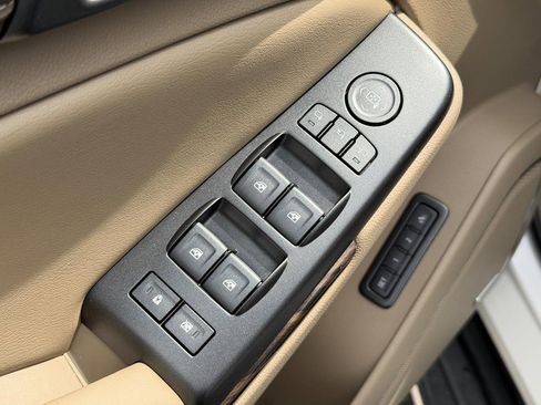 Used 2018 GMC Yukon SLT w/ Premium Edition AWD/4WD image 16