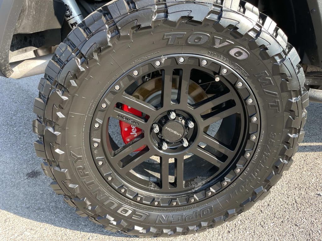 Used 2018 Jeep Wrangler Unlimited Sahara AWD/4WD image 27