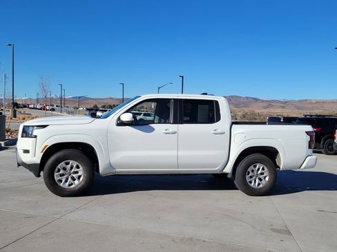 Used 2024 Nissan Frontier SV AWD/4WD image 2