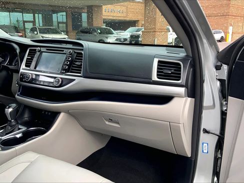 Used 2017 Toyota Highlander XLE image 19