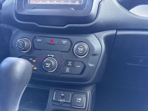 Used 2018 Jeep Renegade Altitude image 22