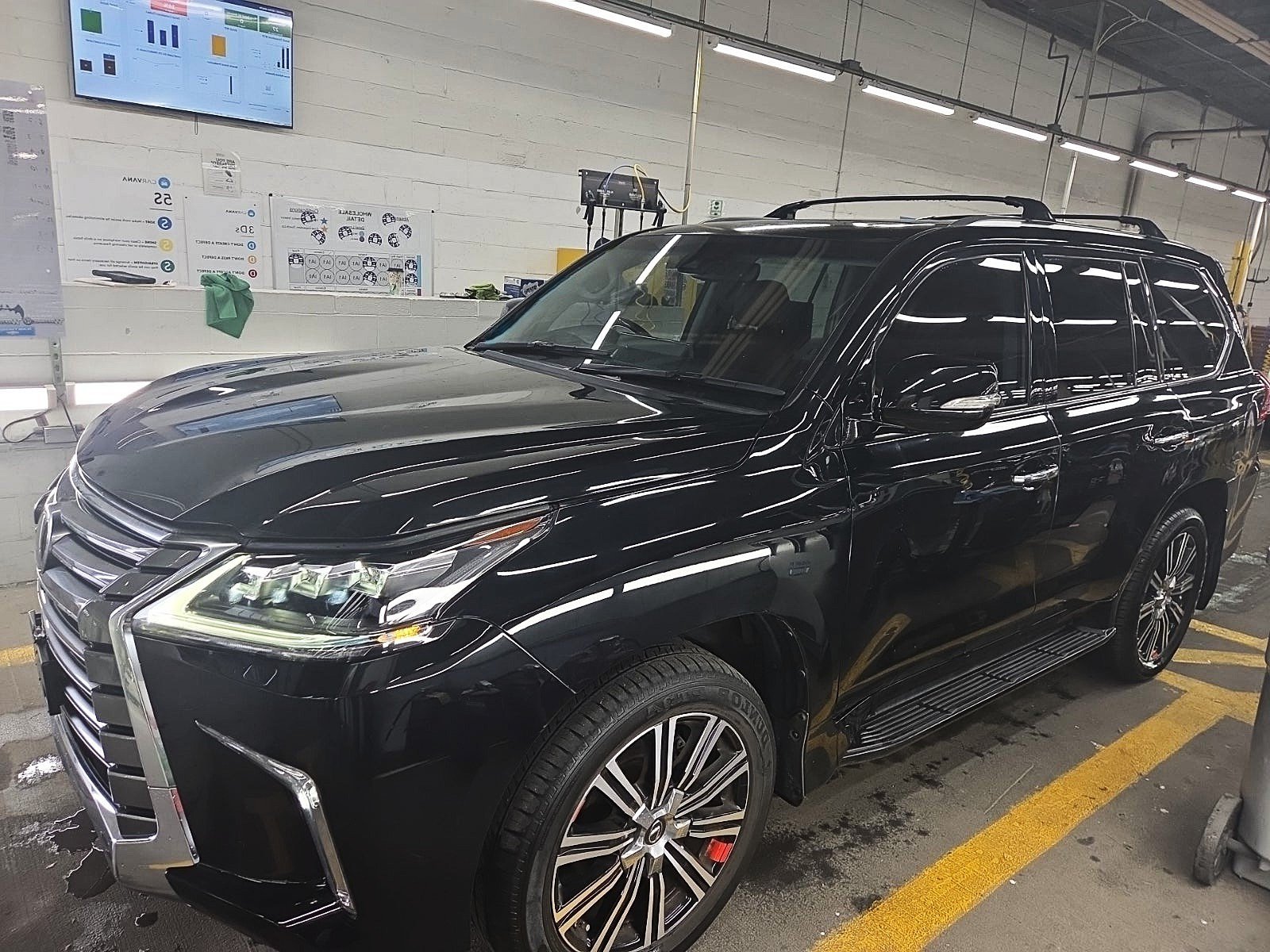 Used 2019 Lexus LX 570 4WD w/ Luxury Package image 3