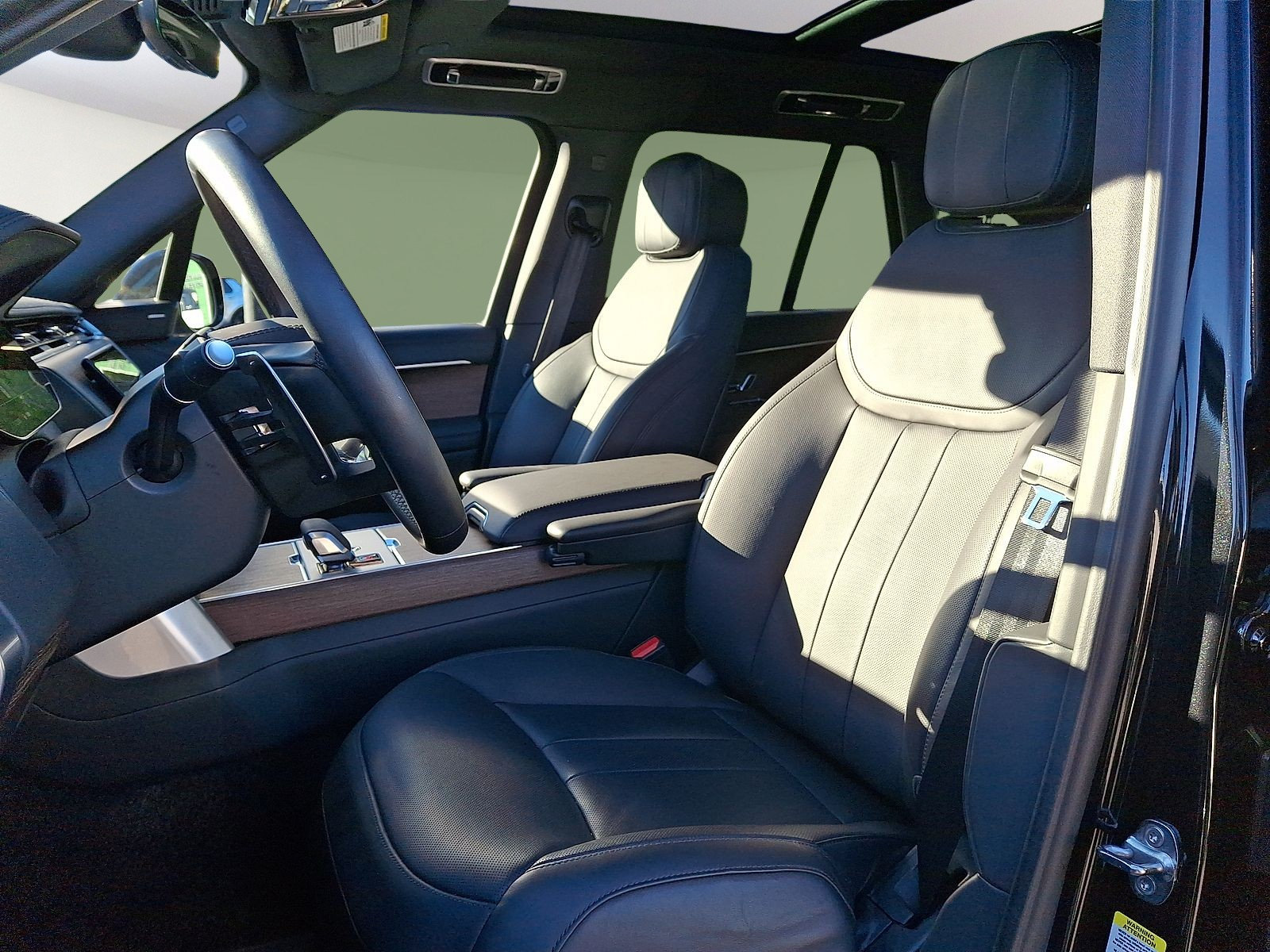 Certified 2025 Land Rover Range Rover SE AWD/4WD image 9